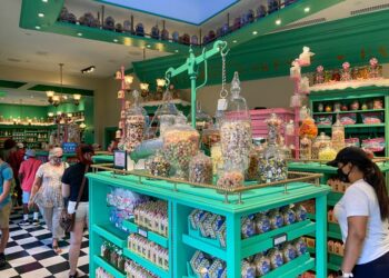 Thieves break into sweet shop, break out with cash